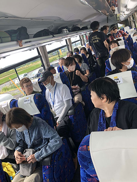 �o�X�̒��̗l�q��������ʐ^�ł��B�a�C���������Ƃ������͋C�ł��B